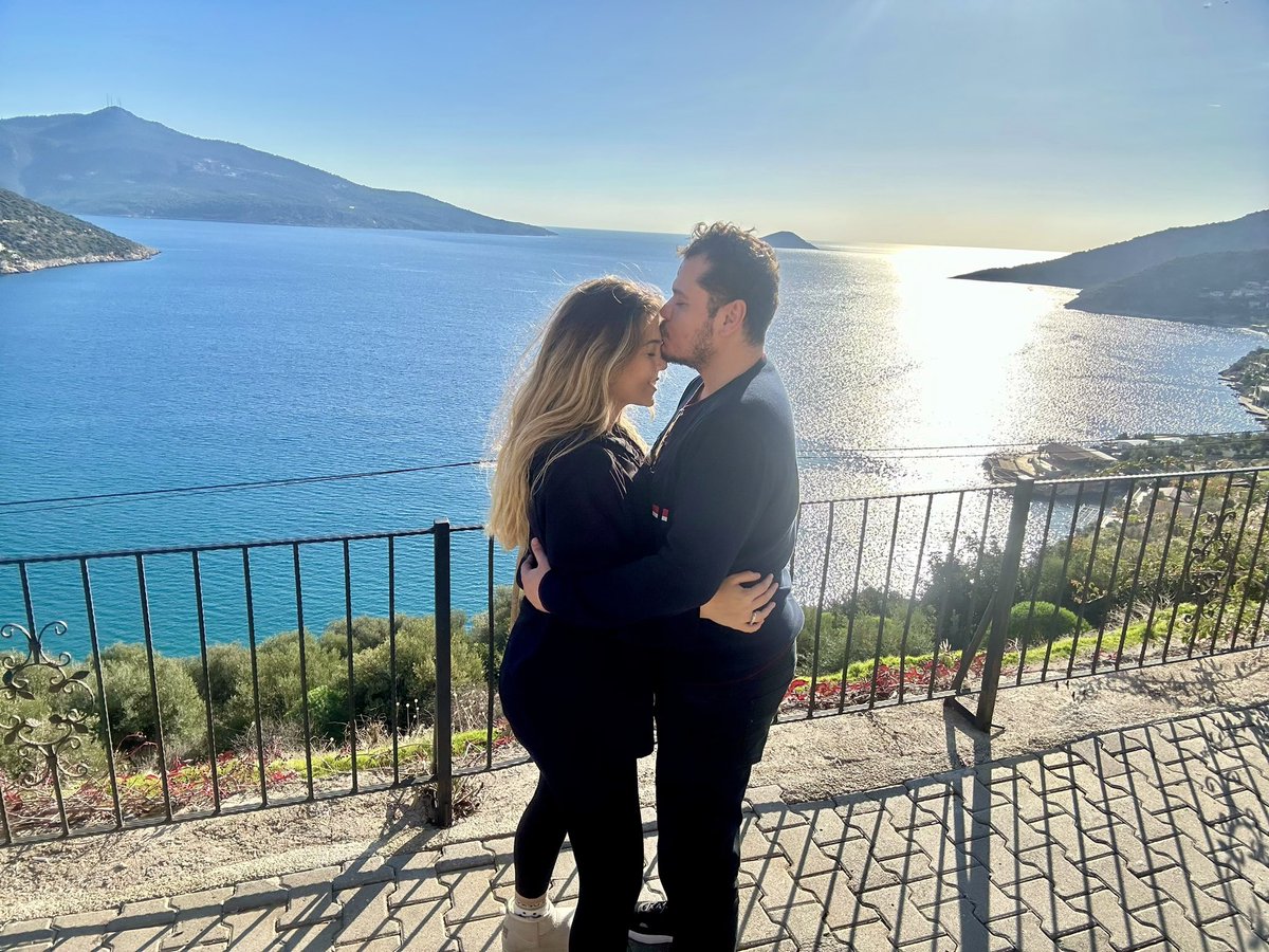 BeyzaDeveoglu's tweet photo. Kocam da kocam❤️🥹 Her yer seninle güzel💙 https://t.co/zn21rVZKkw