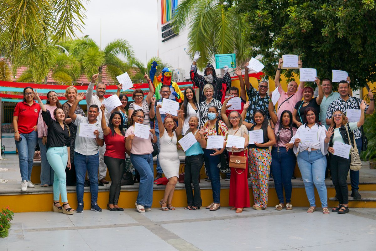 Confecamaras's tweet photo. Hoy, 30 directores de grupos y disfraces de @Carnaval_SA, se certifican en competencias gerenciales y liderazgo en procesos culturales gracias a la ruta de formación de #Alístate y #TransformaT, de #Confecamaras y la Red de Cámaras de Comercio del país.
✨@Camarabaq https://t.co/1LWhg9RQSu