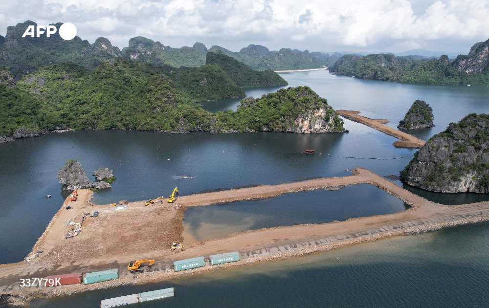 AFP's tweet photo. Vietnam's Ha Long Bay is one of the country's biggest tourist draws, with millions visiting the blue-green waters and rainforest-topped islands each year.

But the bay's famous turquoise hue is fading amid rising pollution and over-development https://t.co/R5nntfdsuR https://t.co/nOtZX6fmzz