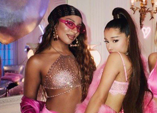 siteari's tweet photo. Victoria Monét revelou que Ariana Grande lhe deu um segundo anel de diamante após perder o seu de “7 rings”. https://t.co/3OoM7LBMwE