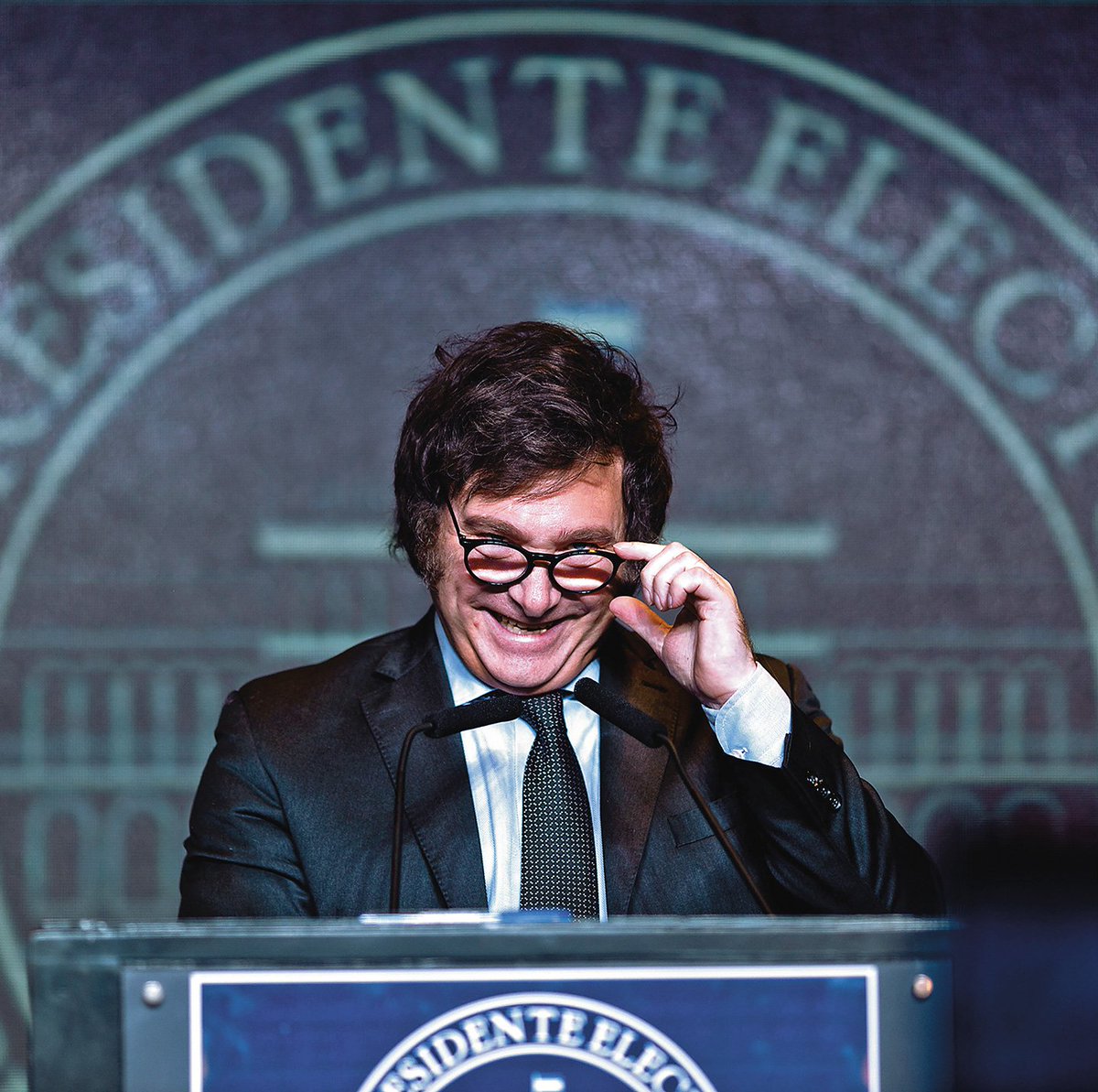 Antunes1's tweet photo. 🇦🇷 Há 18 dias, o presidente Javier Milei tomou posse na Argentina.  Desde então:

 -Eliminou 12 dos 21 cargos de gabinete
 -Demitiu 5.000 funcionários públicos
 -Acabou com 380 mil regulamentações governamentais
 -Linguagem woke banida nas forças armadas
 -Projeto de lei para afirmar o direito à legítima defesa
 -Projeto de lei para legalizar o ensino doméstico das crianças
 -Proposta para punir todos os organizadores de protestos
 -Vai cortar apoio estatal a delinquentes que bloqueiam estradas
 -Contratos de pagamento legalizados em Bitcoin
 -Privatização de empresas estatais
 -Abriu a indústria petrolífera argentina

O futuro nunca pareceu tão bom para a Argentina 🗽