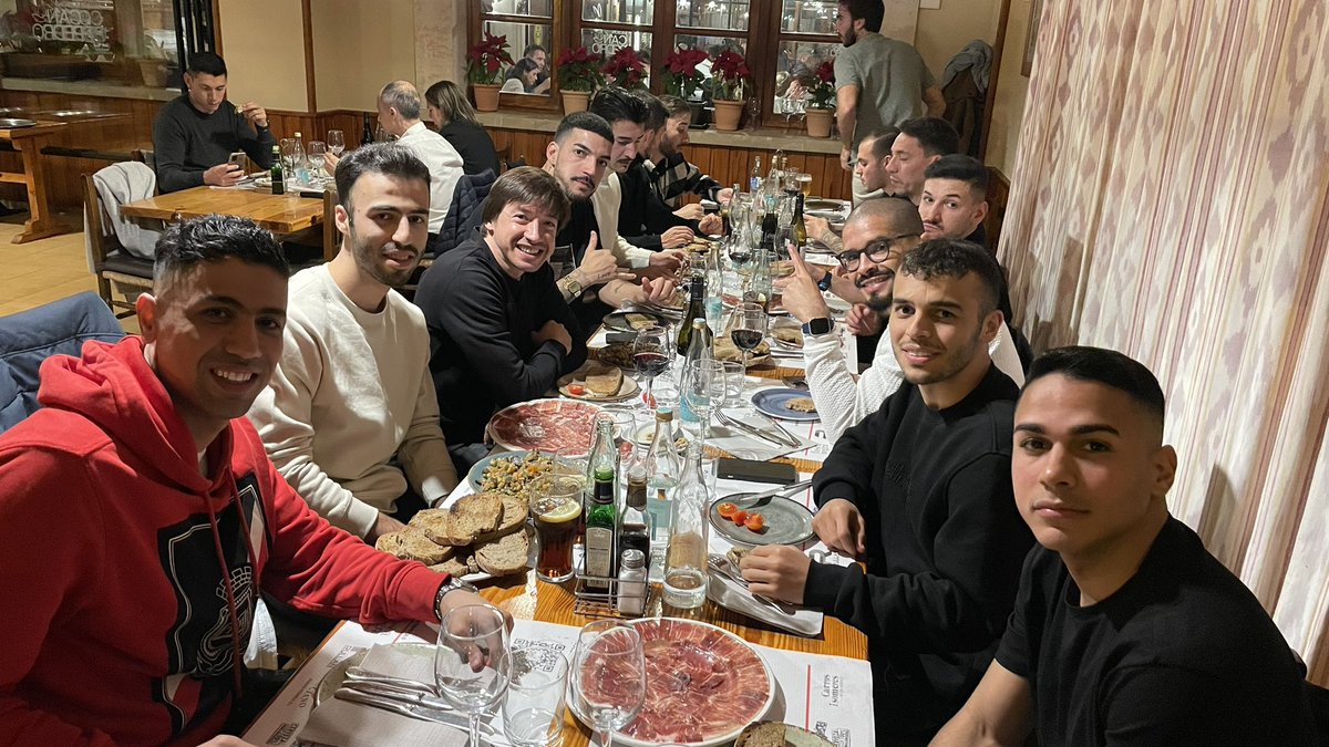 PalmaFutsal's tweet photo. 🧆 Noche para la última cena del año en @MesonCanPedro 

👋🏻 Despedimos juntos un 2023 inolvidable 🫶🏻

#MallorcaPalmaFutsal
#SOMMallorca
#SOMPalma https://t.co/BTXjMx4BAq
