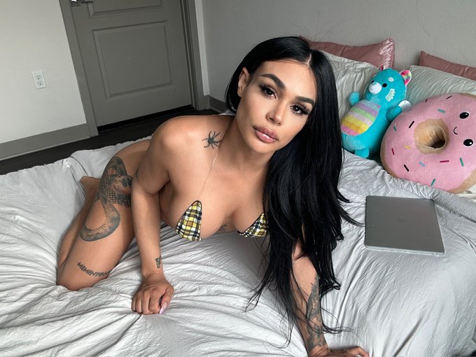 Watch Eva Maxim's leaked NSFW photo on TwXstars