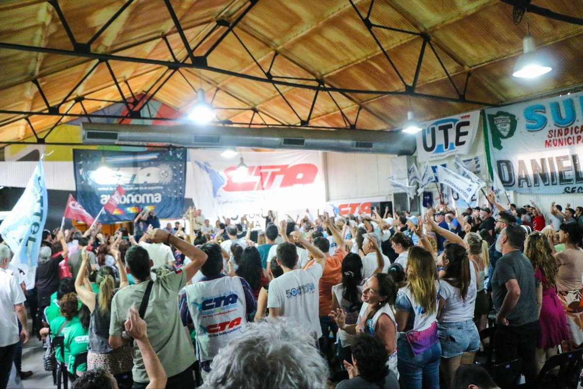 CTAABuenosAires's tweet photo. 🙋🏻♂️🇦🇷🙋🏻♀️ #Plenario Multitudinaria #asamblea de @ctaautonoma @ctanacional @utep_oficial en #Avellaneda
#Unidad #Masividad
#Soberanía #Trabajo #Producción #JusticiaSocial #LaPatriaNoSeVende #AbajoElDNU https://t.co/x5Xul9HYqp