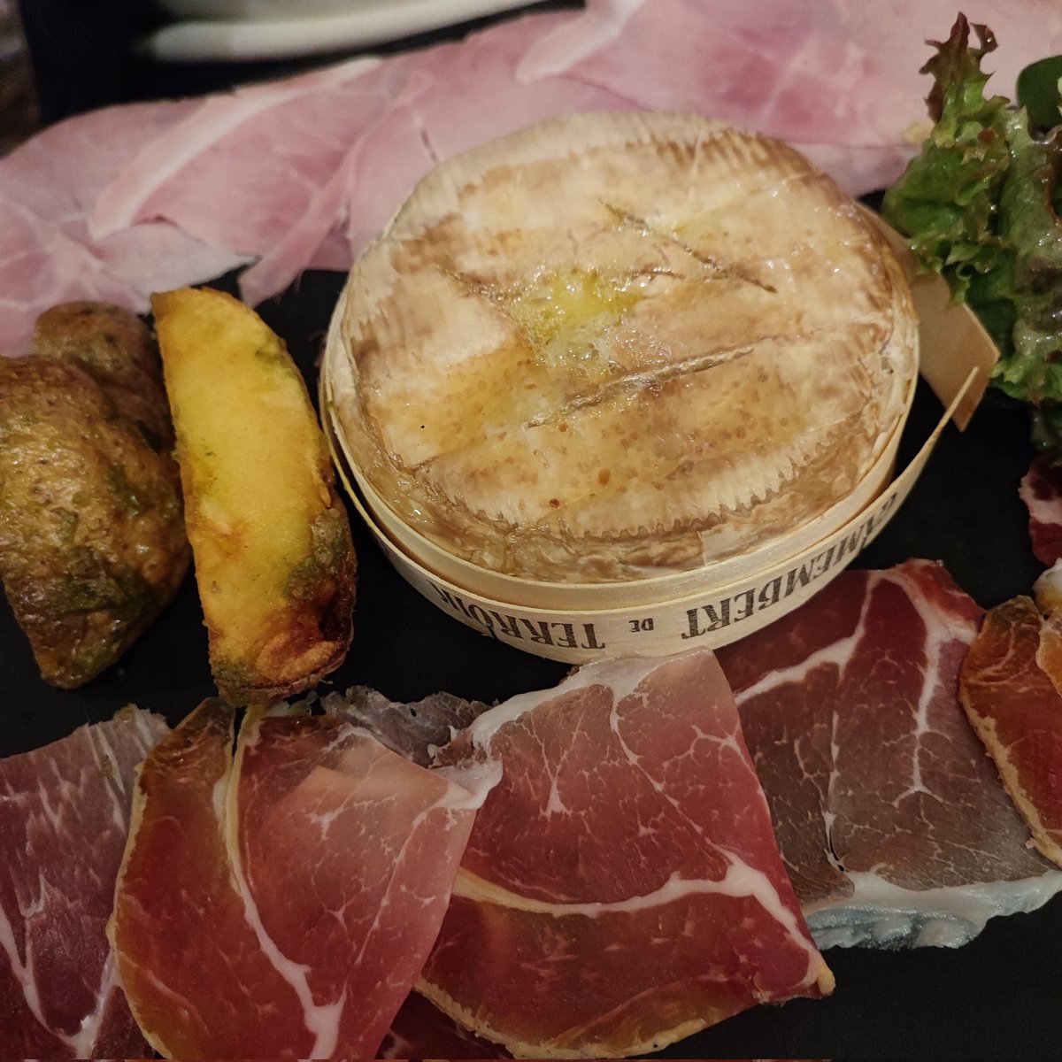 JohannaHellste2's tweet photo. Perus-bistroruoka. Toimii. #loma #pariisi #osteri #tartar #luuydin #camembert https://t.co/oiydTvx9iU