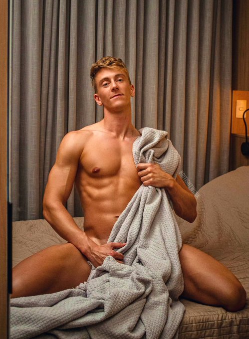 Watch BRITISH TWUNK 🇪🇺🇬🇧 Europe & UK's leaked NSFW photo on TwXstars