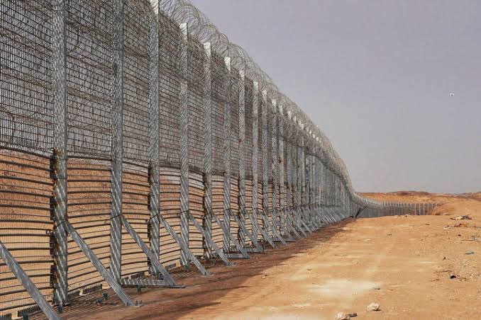Jairo_I_Funez's tweet photo. “every border implies the violence of its maintenance” https://t.co/ZpAGuNKrny