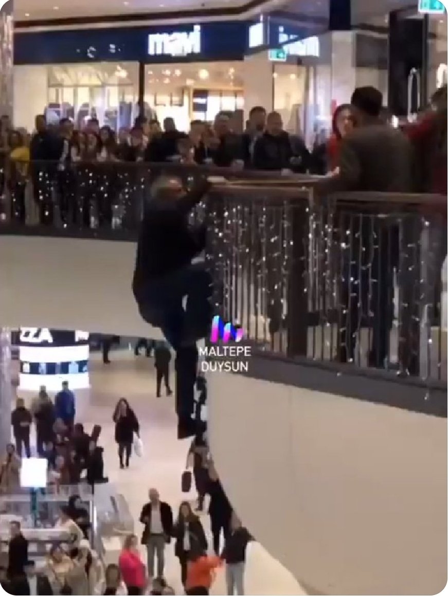 Bu akşam Maltepe de bir AVM de bir vatandaş açım cocuklarım aç 15 bin Lira borcum var diyerek intihar etti.
Bu ülkeyi bu hale kim getirdiyse Allah belasını versin..