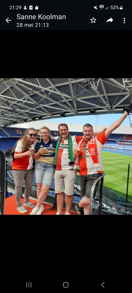 GeertKempink's tweet photo. Het moment van 2023, met fijne Feyenoorders in een lege Kuip afscheid nemen van het seizoen na Feyenoord-Vitesse #Feyenoord https://t.co/6dxryVeeEb