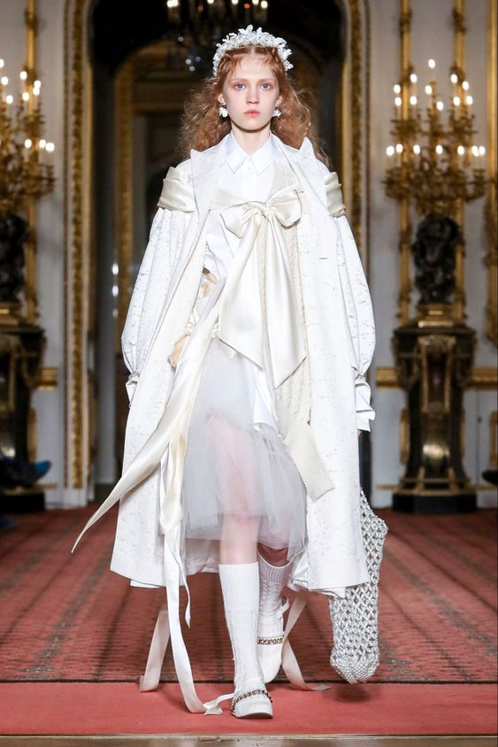 DvilCouture's tweet photo. Simone Rocha Fall Winter 2020 Details https://t.co/kJUtZUJGl4