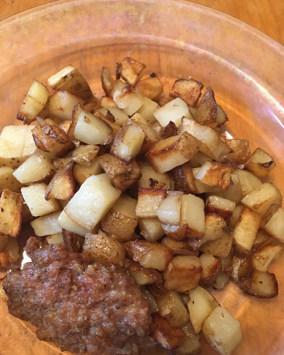 beingBlythe's tweet photo. Today’s #dupper #gingerbreadwaffles homefries and sausage patties. Bourbon maple syrup on the waffles 🤤 https://t.co/5T3HalUyQQ