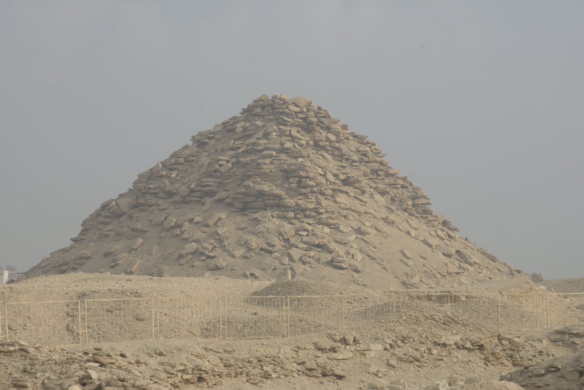 pintafontes's tweet photo. Deixamos atrás o deserto e viñemos ao Cairo a ver pirámides. Comezamos polas mais antigas, nos complexos de Saqqara e Dahshur: a piramide escalonada de Zoser, a de Userkaf, que semella unha pila de escombros, e as dúas pirámides de Seneferu, a vermella e a acodada https://t.co/UUy58Q4Lue