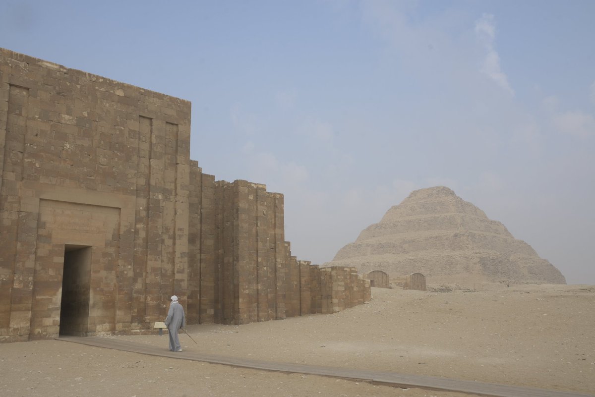 pintafontes's tweet photo. Deixamos atrás o deserto e viñemos ao Cairo a ver pirámides. Comezamos polas mais antigas, nos complexos de Saqqara e Dahshur: a piramide escalonada de Zoser, a de Userkaf, que semella unha pila de escombros, e as dúas pirámides de Seneferu, a vermella e a acodada https://t.co/UUy58Q4Lue