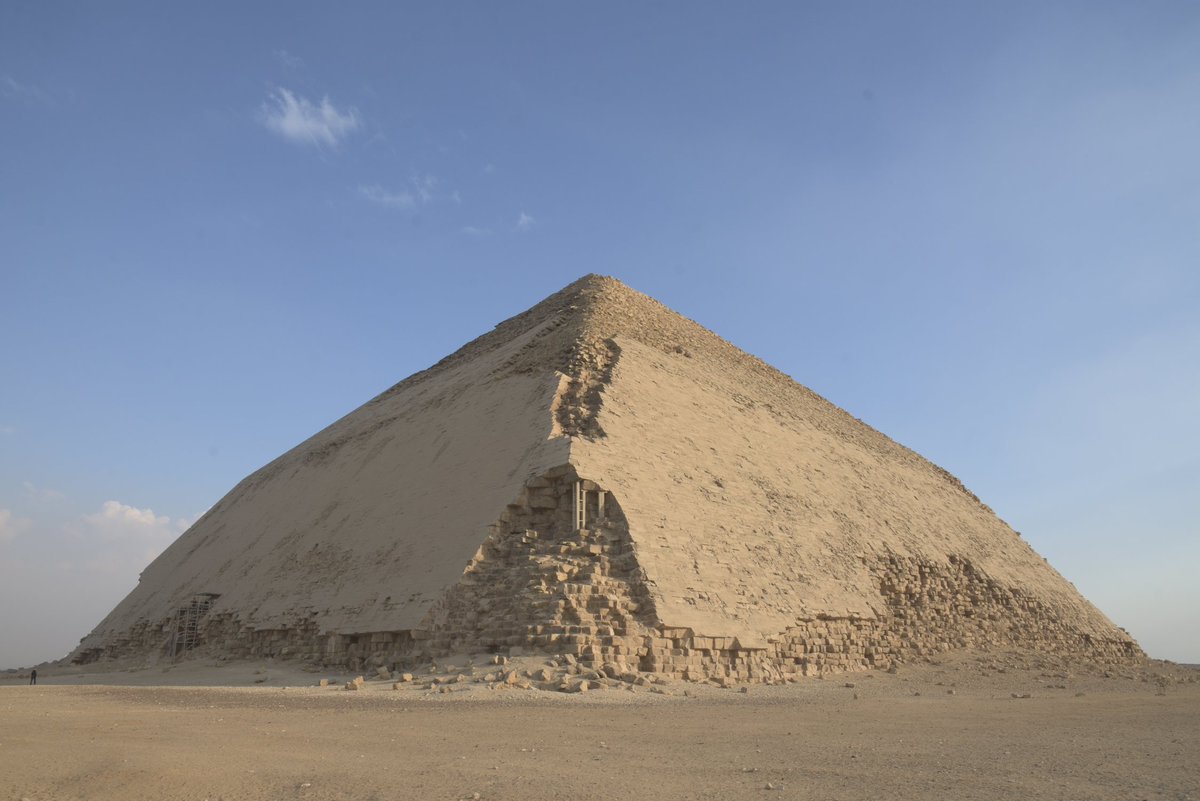 pintafontes's tweet photo. Deixamos atrás o deserto e viñemos ao Cairo a ver pirámides. Comezamos polas mais antigas, nos complexos de Saqqara e Dahshur: a piramide escalonada de Zoser, a de Userkaf, que semella unha pila de escombros, e as dúas pirámides de Seneferu, a vermella e a acodada https://t.co/UUy58Q4Lue
