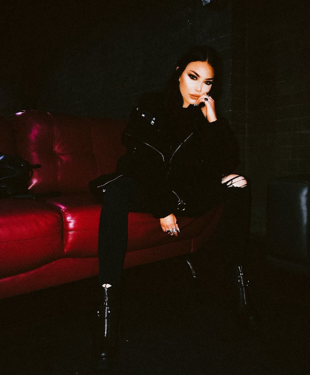 𝑴𝒆𝒓𝒄𝒆𝒅𝒆𝒔 𝑱𝒂𝒊𝒅𝒚𝒏 𝑩𝒍𝒂𝒄𝒌 ; HorrorWood oc.

❝ The more I drift, the closer I get to you. ❞

the infamous granddaughter to gregory black; little sister to gavin. best friend to ryder. ticking timebomb. innocent until proven guilty. <a href="/CharredVerbatim/">Edgar Holmes {Parody}</a> owns my soul.