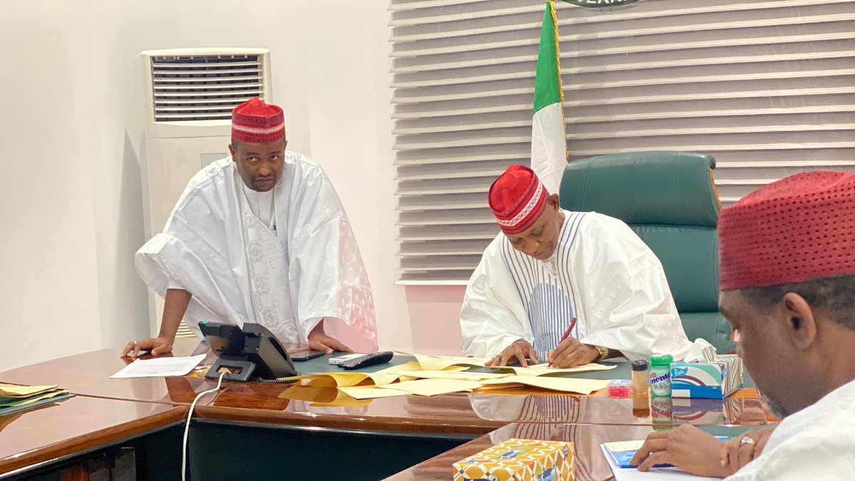 hon_najib's tweet photo. Yau 28/12/2023 Cikin Yardar Allahu Mai Girma Gwabnan Jahar Kano Alh Abba Kabiru Yusuf Ya Saka Hannu Akan Takardar Kasafin Kudi Na Shekarar 2024 Allah Ya Karawa Mai Girma Gwabna Lafiya Acigaba Da Yiwa Al-ummar Jahar Kano Ayyukan Alheri Ameen 

Honorable Najib Hassan.✍️
28/12/2023 https://t.co/hFYdjzyodr