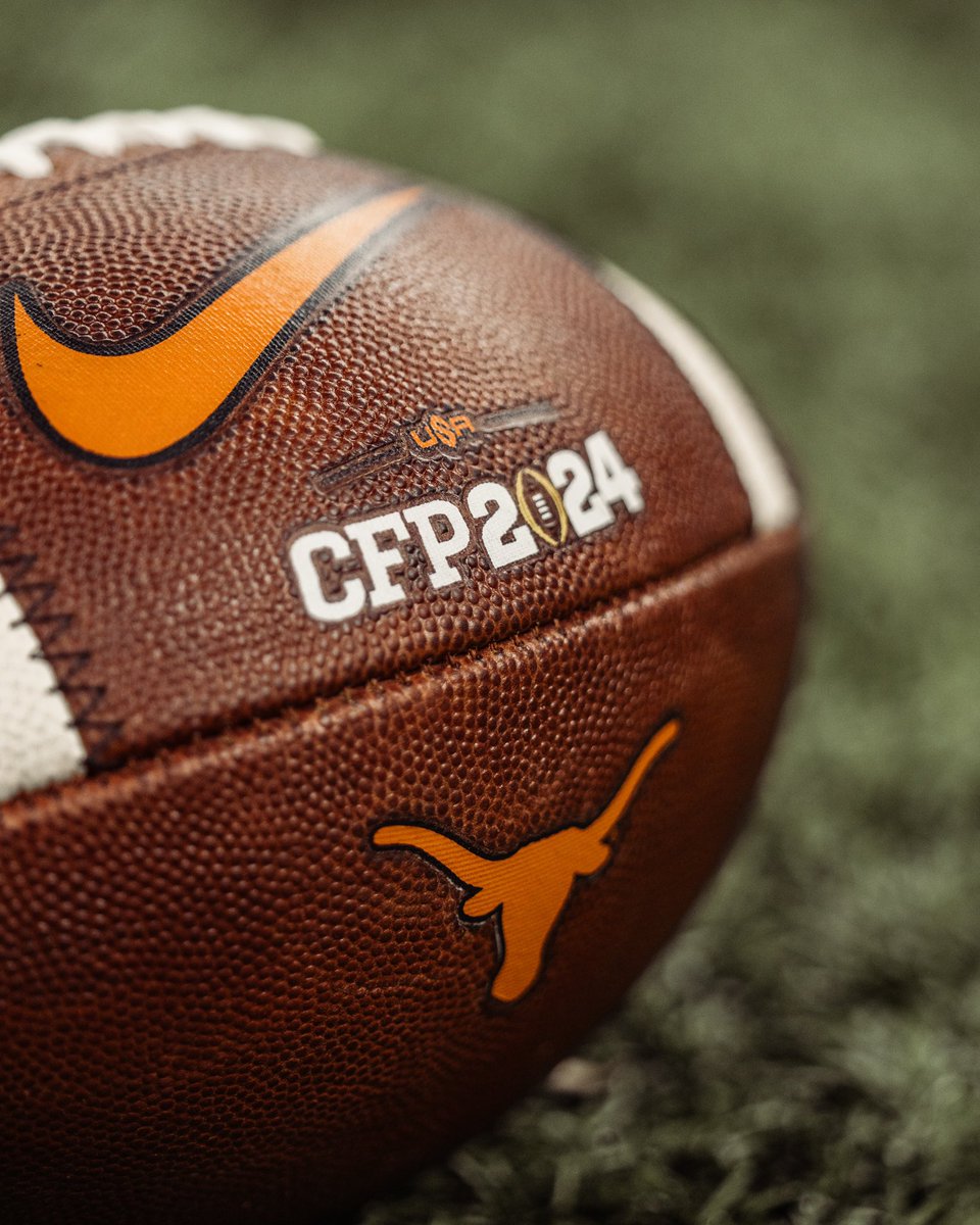 TexasFootball's tweet image. Ready to work 🤘

@CFBPlayoff x #HookEm