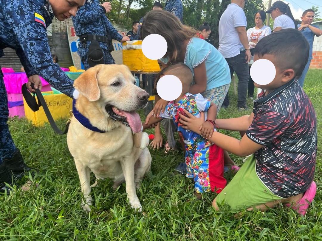 INPEC_Colombia's tweet photo. 🎄 #NavidadINPEC | Los Establecimientos Penitenciarios de 📍 #PuertoBoyacá y #Pereira, sorprendieron a los niños de las comunidades e hijos de las personas privadas de la libertad con regalos para festejar la navidad.
#BuenasIniciativas https://t.co/5jpIjmgFVY