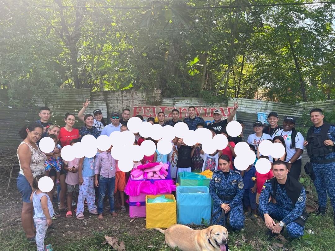 INPEC_Colombia's tweet photo. 🎄 #NavidadINPEC | Los Establecimientos Penitenciarios de 📍 #PuertoBoyacá y #Pereira, sorprendieron a los niños de las comunidades e hijos de las personas privadas de la libertad con regalos para festejar la navidad.
#BuenasIniciativas https://t.co/5jpIjmgFVY