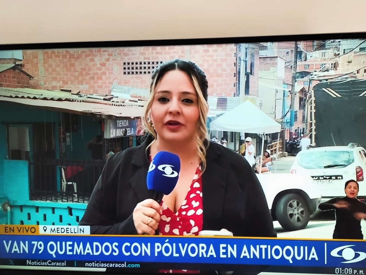 Tatibalvin's tweet photo. Querer ser periodista de TV un rato no contaba con tener a la mamá en 🏥. Tome su fuerza y la de mi padre para decir: el que ama gana 💌. 

Las fotos son de muchos amigos y de mi mamá que me veía desde 🏥 para verificar que luzca los #DiseñosDeMimamá💃. 

#EnPresente #mindfulness https://t.co/hLrD6ooGzQ