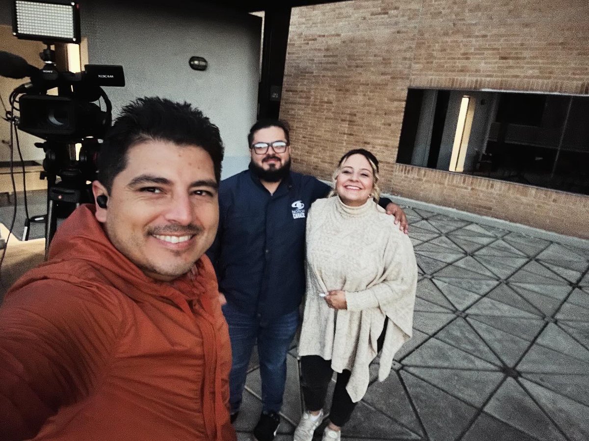 Tatibalvin's tweet photo. Querer ser periodista de TV un rato no contaba con tener a la mamá en 🏥. Tome su fuerza y la de mi padre para decir: el que ama gana 💌. 

Las fotos son de muchos amigos y de mi mamá que me veía desde 🏥 para verificar que luzca los #DiseñosDeMimamá💃. 

#EnPresente #mindfulness https://t.co/hLrD6ooGzQ