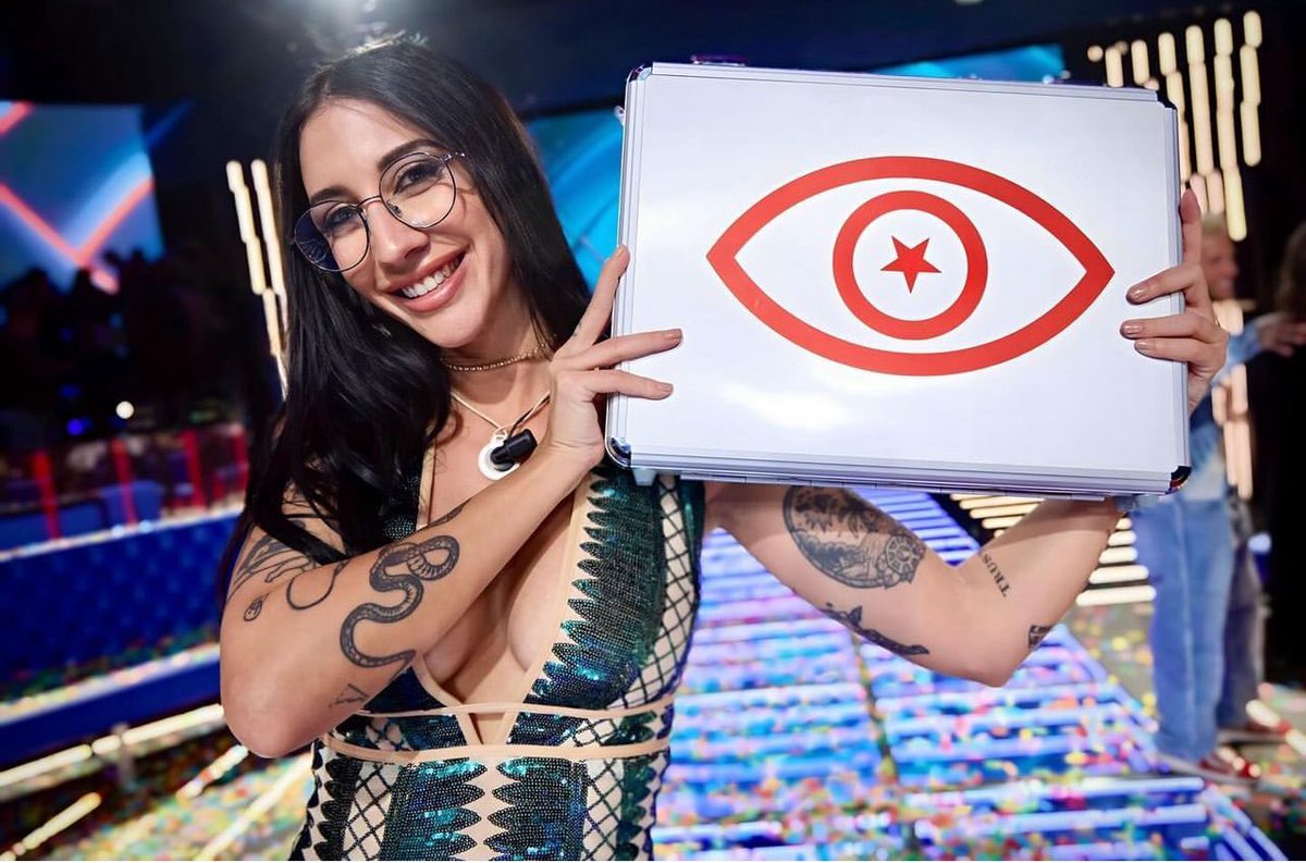 holasoytopi's tweet image. Sabiendo el percal que hay en el Debate de hoy, no me voy a molestar ni en verlo un minuto. 

Me paso por aquí para recordar que @naomisuperasens es la ganadora de #GHVIP8 y me retiro. Un besi!! :)

#GHVIPDBTFinal