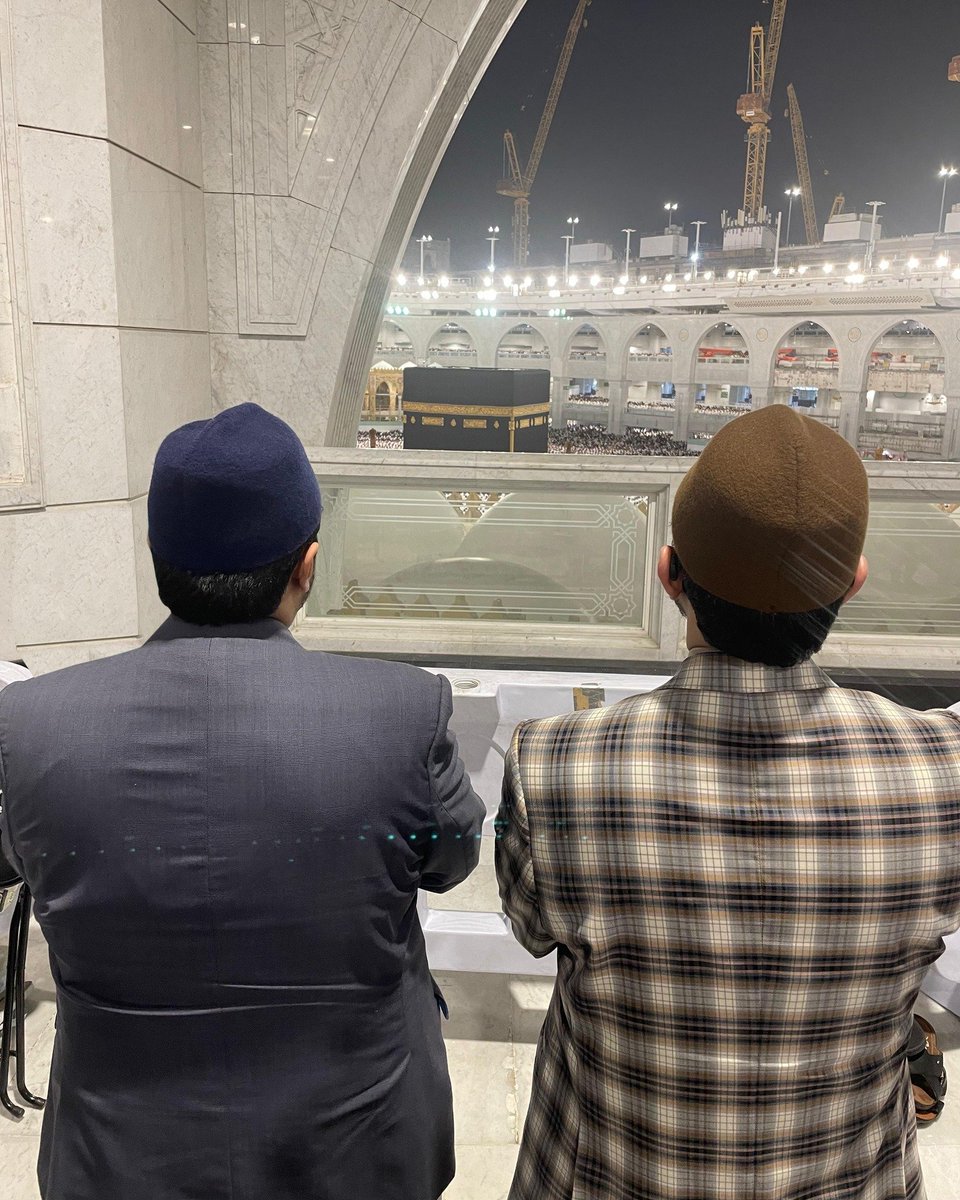 DrHussainQadri's tweet photo. مکہ مکرمہ: منہاج القرآن انٹرنیشنل کے صدر پروفیسر ڈاکٹر حسین محی الدین قادری کی شیخ الاسلام ڈاکٹر محمد طاہرالقادری دامت برکاتہم العالیہ کے ہمراہ حرمِ کعبہ میں نمازِ مغرب اور عشاء کی ادائیگی، اس موقع پر چیئرمین سپریم کونسل منہاج القرآن انٹرنیشنل ڈاکٹر حسن محی الدین قادری، صاحبزادہ شیخ حماد مصطفیٰ المدنی القادری اور صاحبزادہ شیخ احمد مصطفیٰ العربی القادری بھی ہمراہ ہیں۔