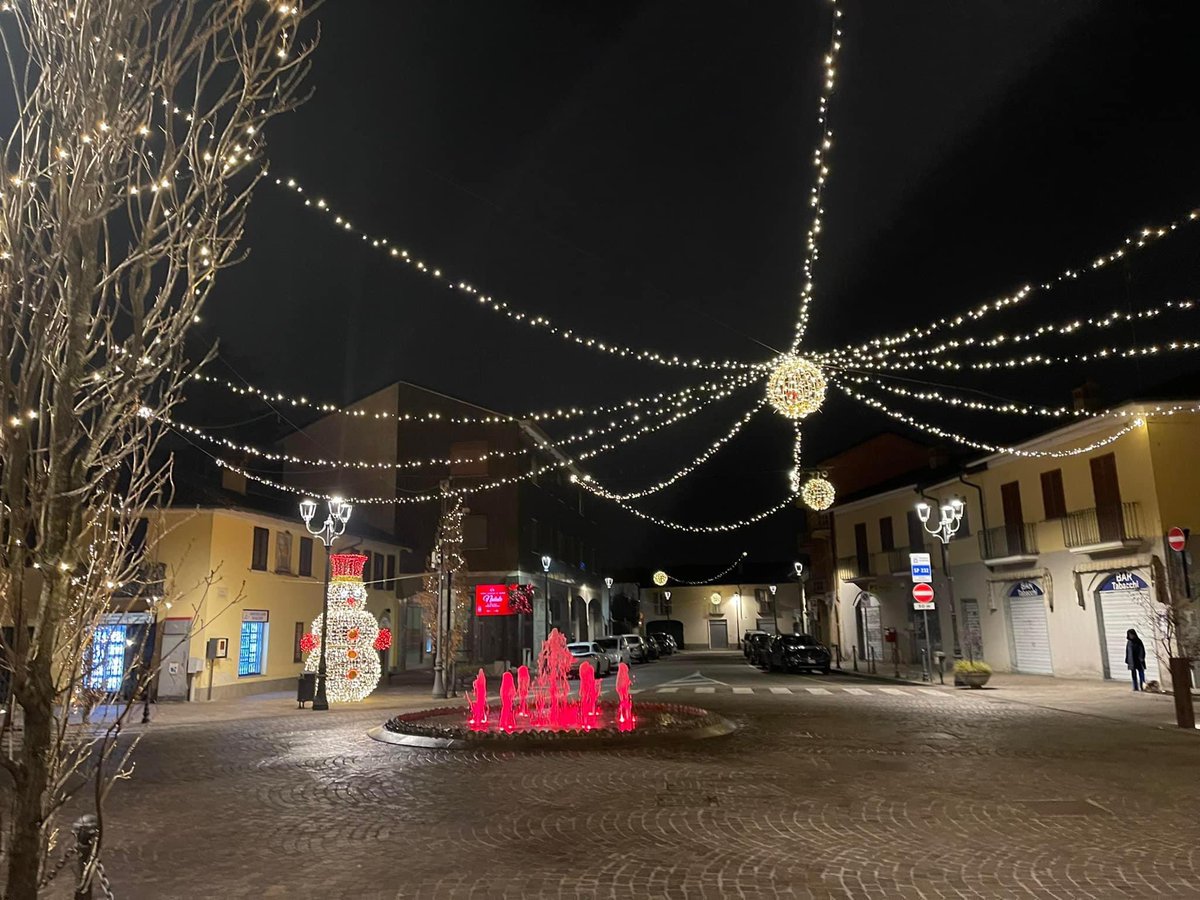 The little town square in Cisliano Italy. A sweet little town about 15 minutes from Milano. We had a wonderful Italian Christmas here with my wife and her family. Famiglia! The food, the wine—spectacular!!! Headed home now. 
Hoping everyone had a fabulous Christmas!!! We sure