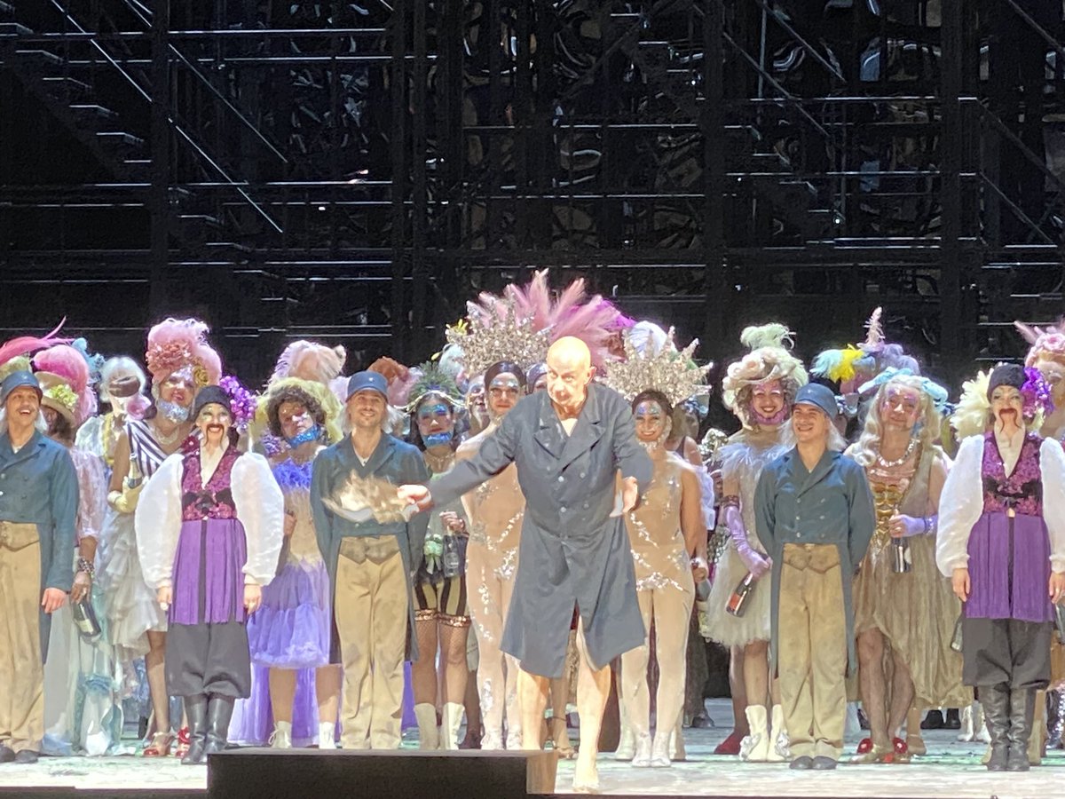 WandererSite's tweet photo. Fledermaus extraordinaire à @bay_staatsoper . Orch et #jurowski fantastiques MeS #Kosky juste jusqu a la folie de l acte3 cast incroyable de ductilité soirée dingue et on en a besoin https://t.co/K143ws8sHg