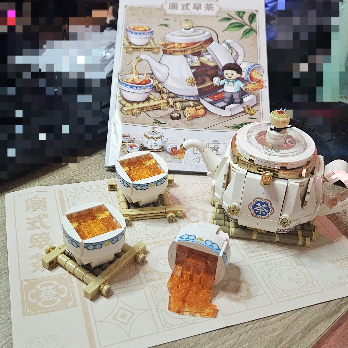 GuumiJellyVT's tweet image. Here's the finished (not)Lego set we finished from the handcams! Opens up to show a dim sum room with a man and a cat inside! Soooo cute!

#miniblock #legos #handcam #VTuberUprising