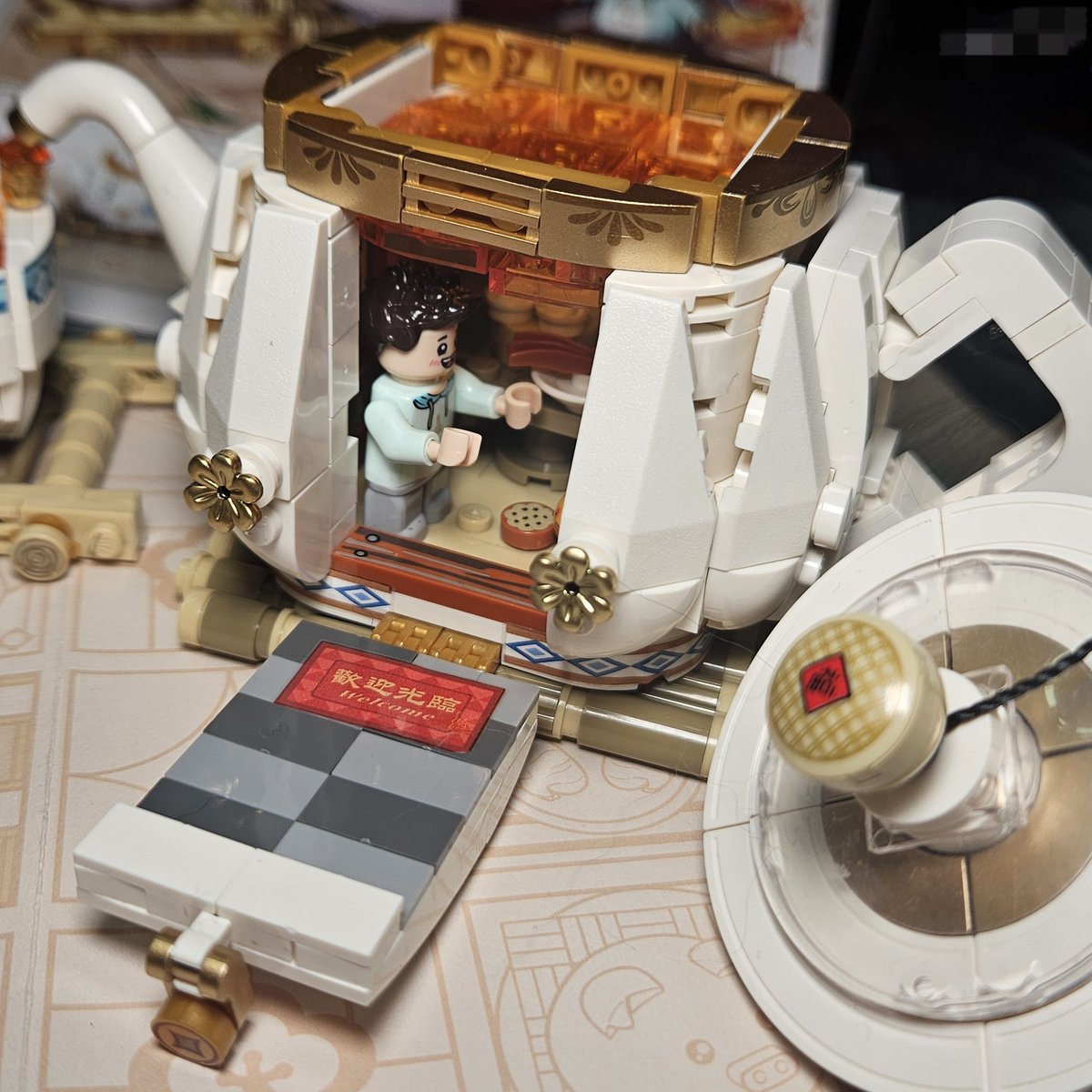 GuumiJellyVT's tweet image. Here's the finished (not)Lego set we finished from the handcams! Opens up to show a dim sum room with a man and a cat inside! Soooo cute!

#miniblock #legos #handcam #VTuberUprising