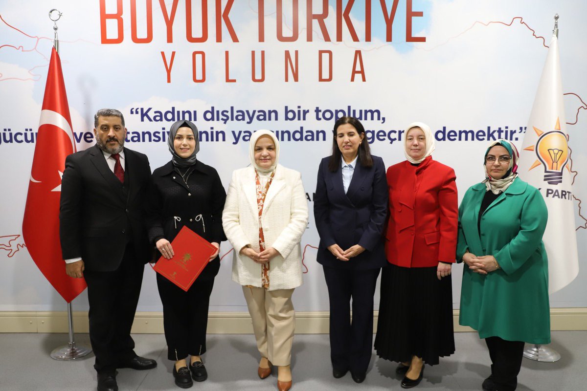 📍AK Parti Genel Merkez Başkanımız @aysekesir, Genel Başkanımız, Cumhurbaşkanımız Sayın @RTErdogan’ın tensipleriyle Diyarbakır İl Kadın Kolları Başkanlığı’na atanan Mervenur Seyit Beşe’ye mazbatasını verdi. Başkanımıza başarılar diler, teşkilatımıza emek veren tüm teşkilat…