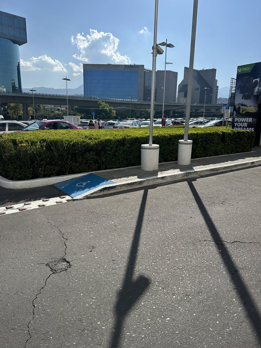 Alguna vez han necesitado usar silla de ruedas o carriola en <a href="/Perisur/">Perisur</a> a la altura de <a href="/liverpoolmexico/">Liverpool México</a> ? Brillantes decisiones pensadas en todos. 🤡 
Vale más la pena poner postes que iluminen la fachada de Liverpool … 🫠