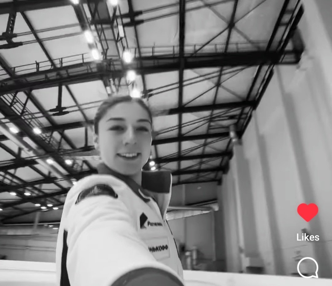 jimmbboe's tweet photo. Anna and the camera stick!! ❤️❤️❤️#AnnaFrolova #FigureSkating ❤️⛸️ https://t.co/ohgEF19lEu