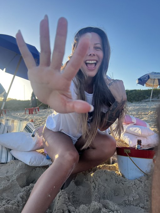 Amo muito o ver&atilde;o ☀️ https://t.co/BrEWpbgFpo<a href="/tag/slut"class="tags"><span>#slut</span></a><a href="/tag/piranha"class="tags"><span>#piranha</span></a>