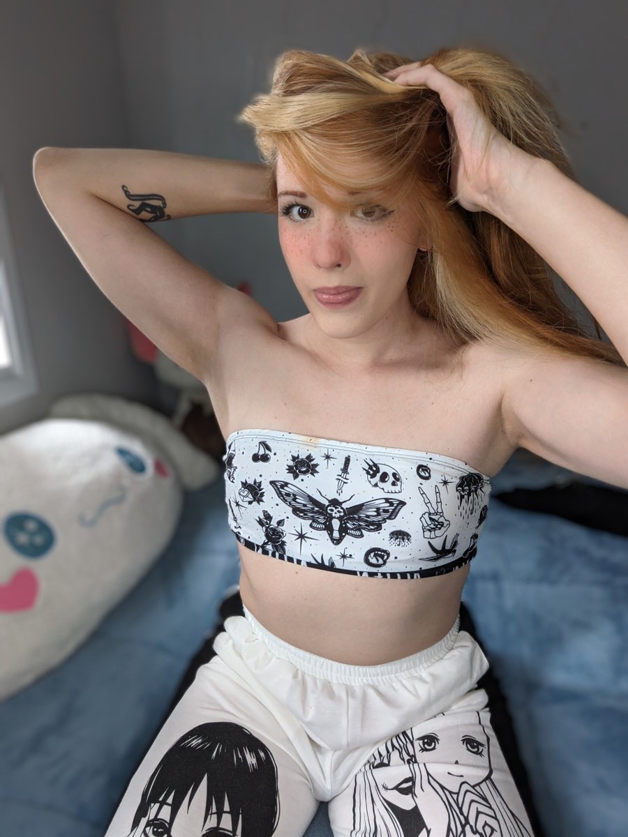 NyxxNympho's tweet image. babe come to bed it's anime hour 🥺