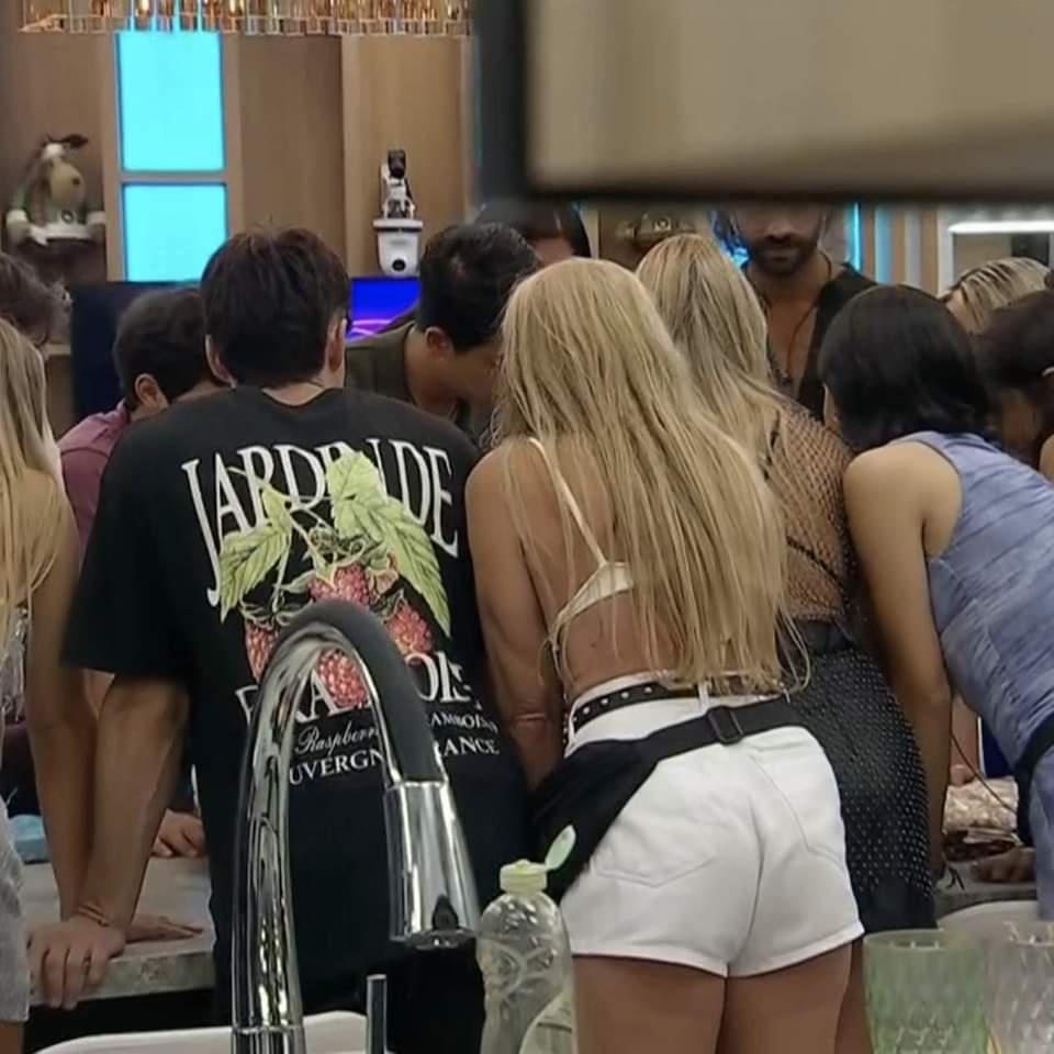 nicanorjuarez28's tweet photo. La #valija #estaba #llena de #golosinas. #GranHermano .#GH24 #GH
#GH23 #GranHermano2023 #GH2023
#GranHermanoAR #GranHermanoAR
#GranHermano https://t.co/lTa5bfedsA