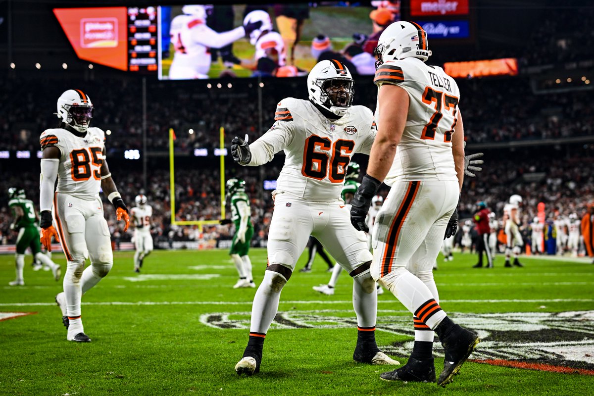 Browns's tweet photo. RT if this has been you in front of the TV

📸» https://t.co/kkNxXJxqZn https://t.co/ptU48kdF9D