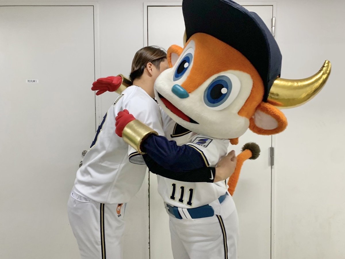 bullbell_B's tweet photo. よしのぶとうしゅへ

さみしいけど…🥹
夢のワールドチャンピオン
にむけてがんばってね🔥🔥

ぼくたちもらいねんぜったい
日本一なるからねっ🇯🇵💪

た���さんのけしきを
ぼくたちに見せてくれてありがとう😭
これからもずっとおうえんしてるよ🐮

ぼくのたからもの。

#山本由伸 #Bs2023 #Dodgers https://t.co/0Ubncf5rSr