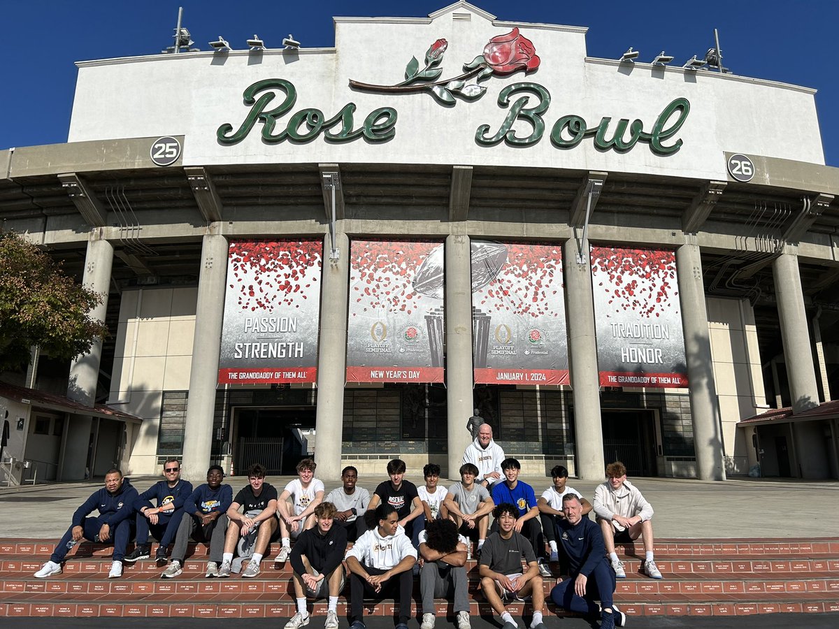 BenBatory's tweet photo. Playing catch up; tourneys = blur of shootaround/team-outing/team-meal/game/film-study/repeat! Last night St Bona 53 Menlo 49; hard-fought loss.Tonight great bounce-back win Menlo 53 Shalhevet 38. Plus an amazing Rose Bowl tour earlier! @MenloKnights @MenloBoysBball https://t.co/sNC2dJiEY7