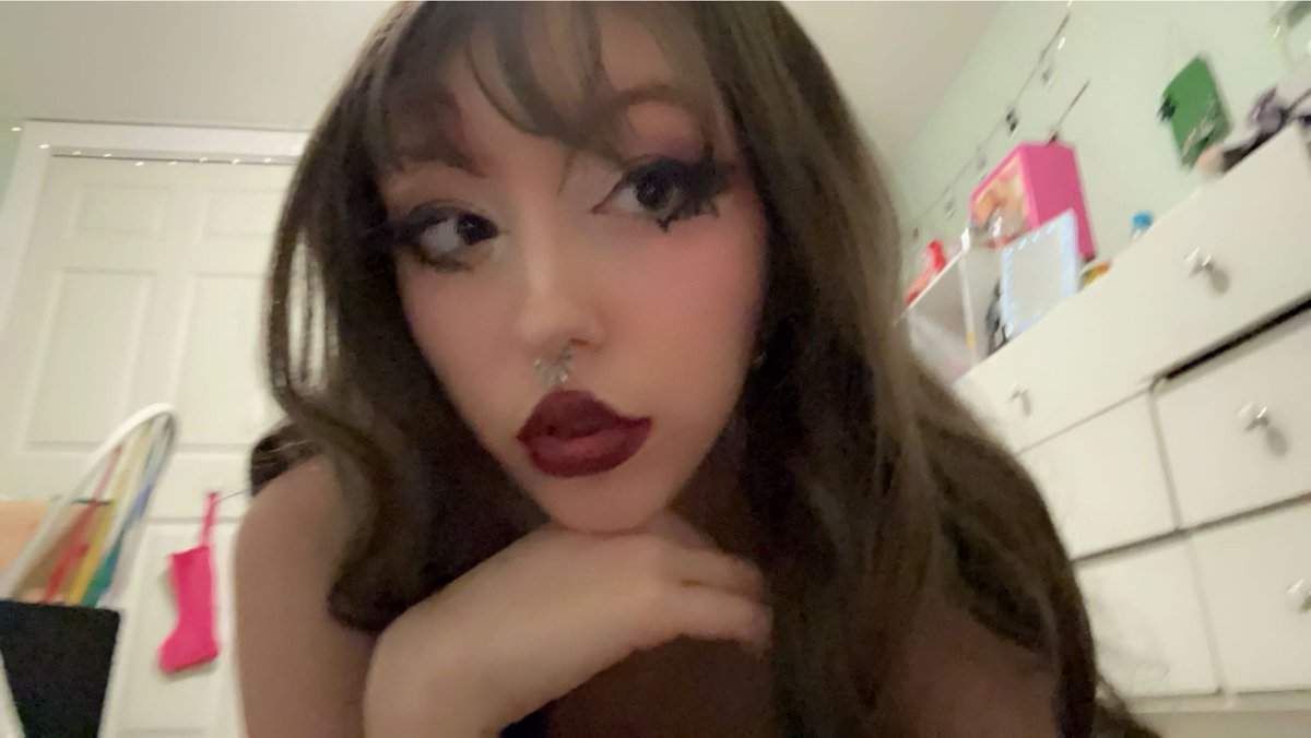 helios_hawk_'s tweet image. sometimes having a dissociative disorder is just doing drag makeup at 9 pm with nowhere to go - 🐇 #dissociatwt #osddid #plural