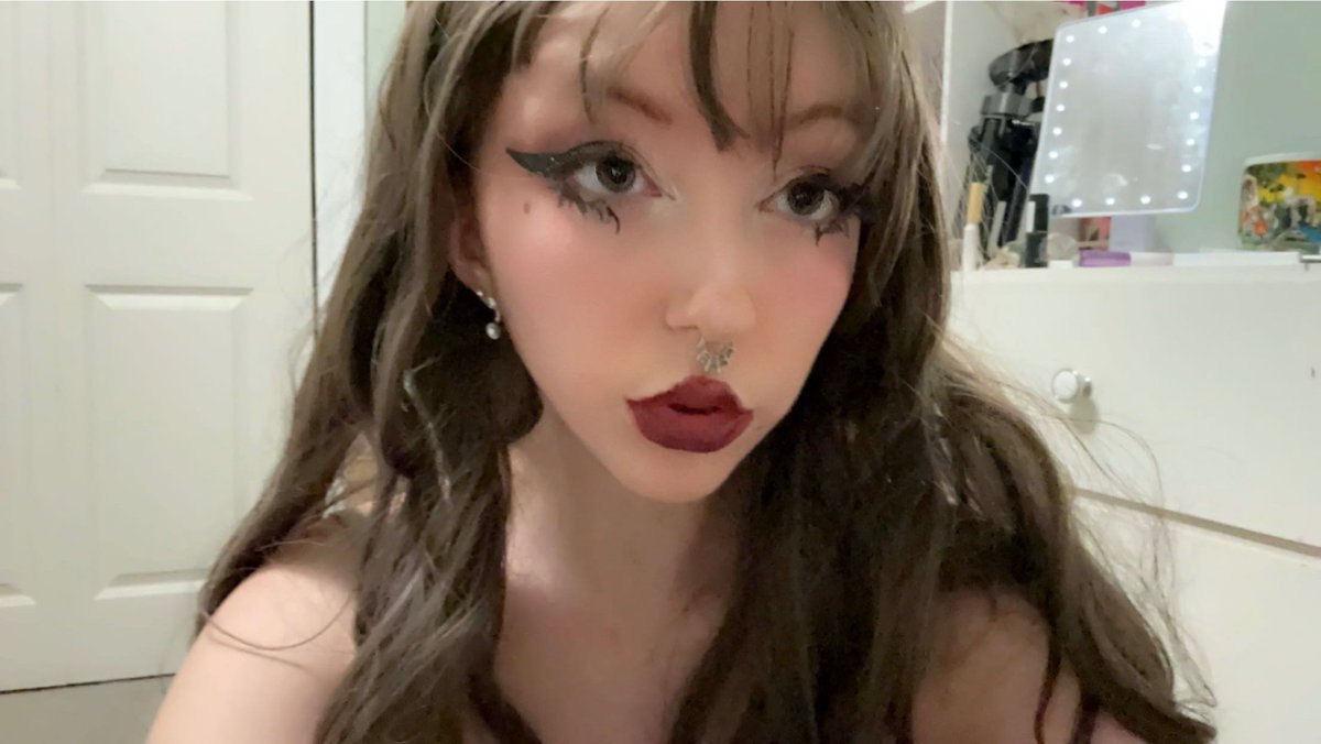 helios_hawk_'s tweet image. sometimes having a dissociative disorder is just doing drag makeup at 9 pm with nowhere to go - 🐇 #dissociatwt #osddid #plural