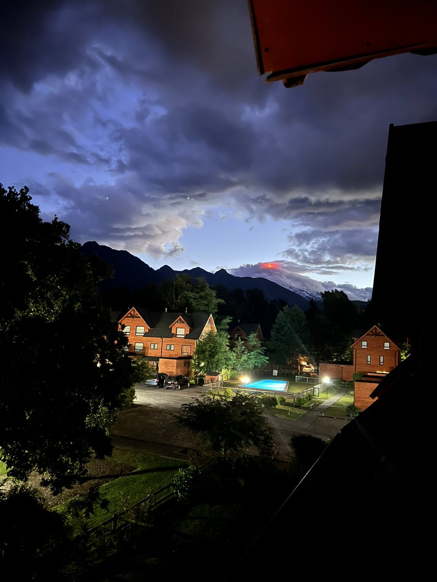 casaaveo's tweet photo. Un tremendo espectáculo Rucapillán ,Volcán Villarrica https://t.co/OCyBSIr1NR