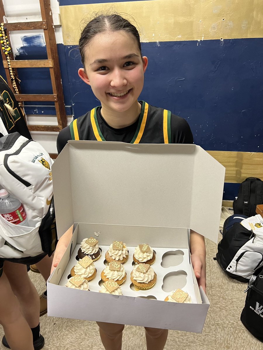 🚨🚨 <a href="/_SierraChambers/">Sierra Chambers</a> officially joins the 1000 point club tonight. Every so often a special kid comes around that elevates everyone and everything around them. A lot of hard work went into this. Congratulations Sierra. Heart of a champion. 1000 point cupcakes to celebrate.