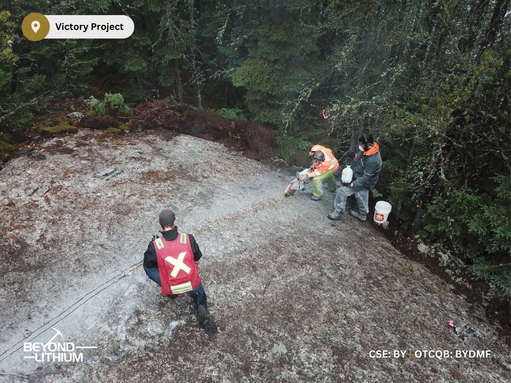 Beyond_Lithium's tweet image. Throwback to our field crew channel sampling the Last Resort Pegmatite at the Victory Project with Sr Prospector Jace Angell making field notes. More of these in store for next year, so stay tuned! 🌍✨ 

$BY.C #BeyondLithium #LithiumExploration #Ontario