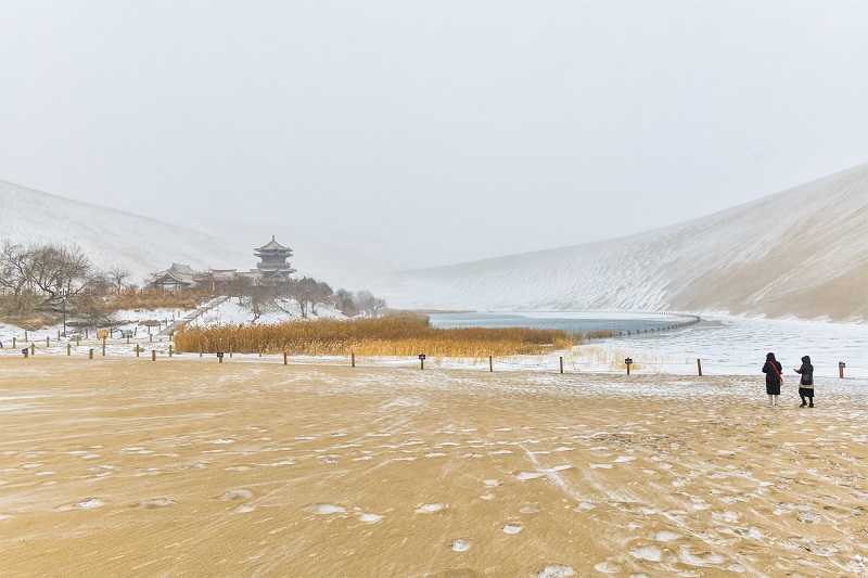 ExploreGansu's tweet photo. ❄️🌨️⛄❄️Enveloped in serenity and poetic allure, Dunhuang in #Gansu province unveils a spellbinding wave of snowscapes that will leave you intoxicated with their breathtaking beauty. #SnowscapeSplendor #GansuGlance #AmazingGansu #WinterWonderland https://t.co/3IzTKyfUzJ