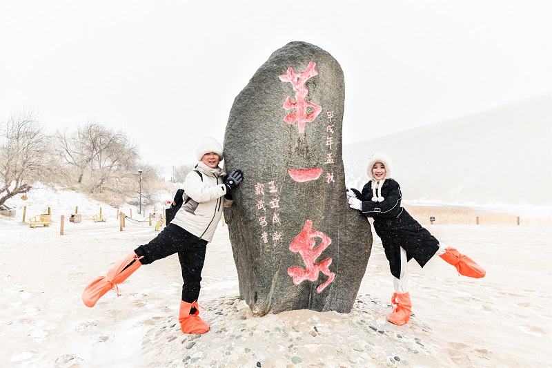 ExploreGansu's tweet photo. ❄️🌨️⛄❄️Enveloped in serenity and poetic allure, Dunhuang in #Gansu province unveils a spellbinding wave of snowscapes that will leave you intoxicated with their breathtaking beauty. #SnowscapeSplendor #GansuGlance #AmazingGansu #WinterWonderland https://t.co/3IzTKyfUzJ