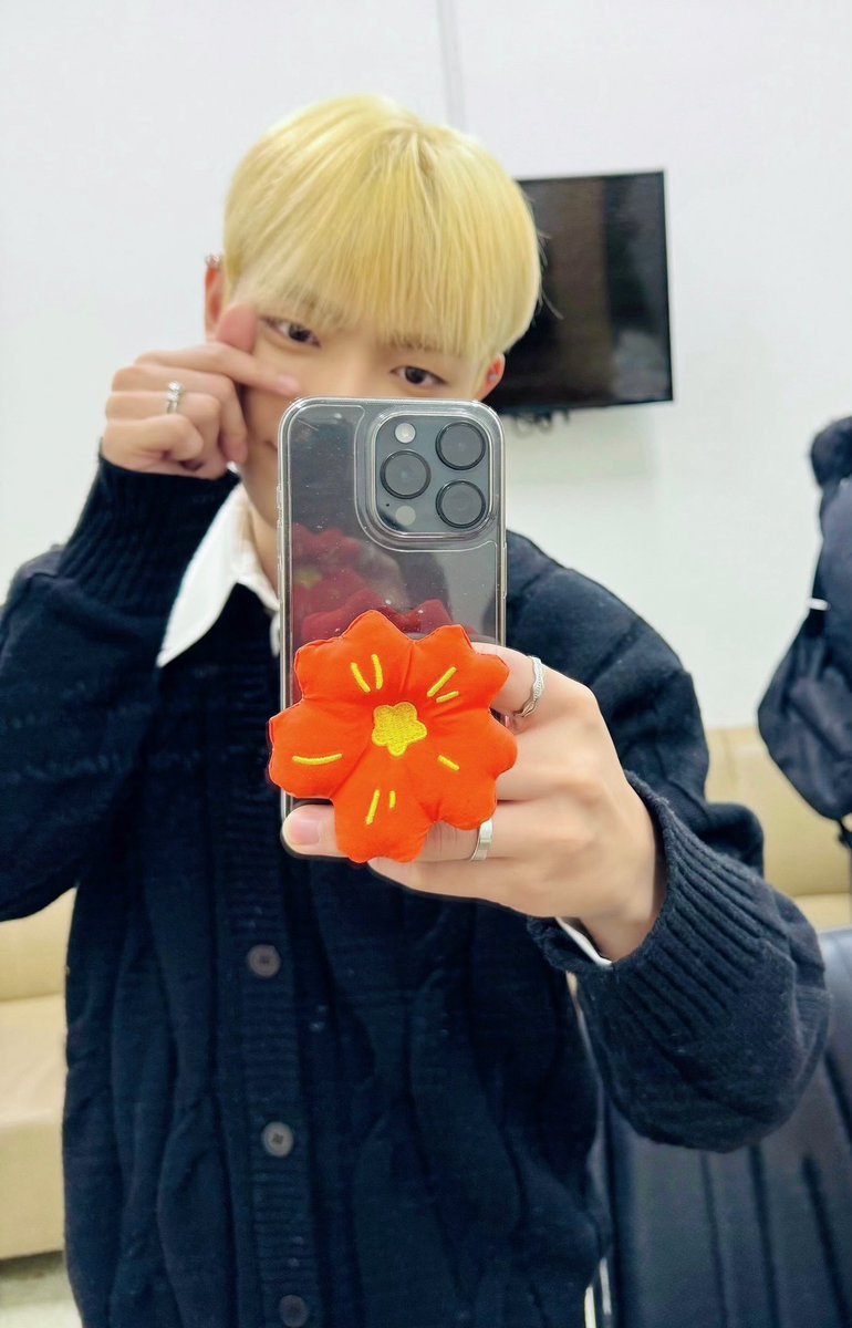 ATEEZofficial's tweet photo. [#홍중] ✌️❤️🌱
#ATEEZ #에이티즈 https://t.co/zZF1w02eec