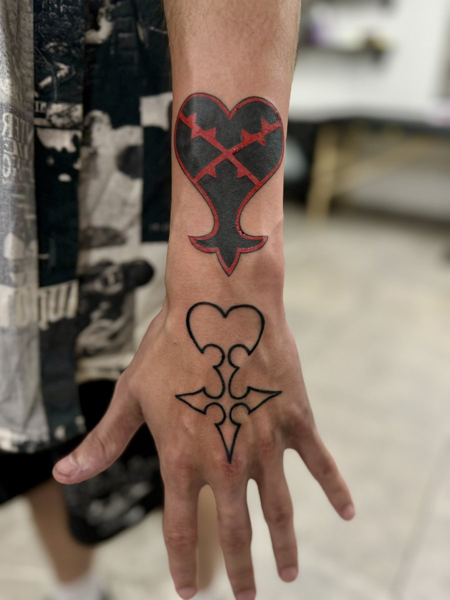 thegamersjoint's tweet photo. Emblems ♥️🤍🎮🗼 https://t.co/SoEvxGlh7Z