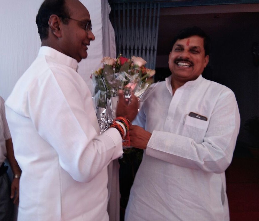 DrMohanYadav51's tweet photo. प्रदेश सरकार में कैबिनेट मंत्री एवं हमारे साथी श्री @VishvasSarang जी, आपको जन्मदिन की बहुत-बहुत शुभकामनाएं। 

बाबा महाकाल की कृपा आप पर अनवरत बरसती रहे, आप सदैव स्वस्थ रहें, दीर्घायु हों, यही कामना करता हूँ। https://t.co/X5PfHUdJeU